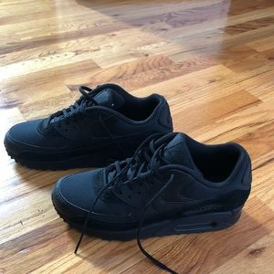 Barely worn. Like new. Air Maxs